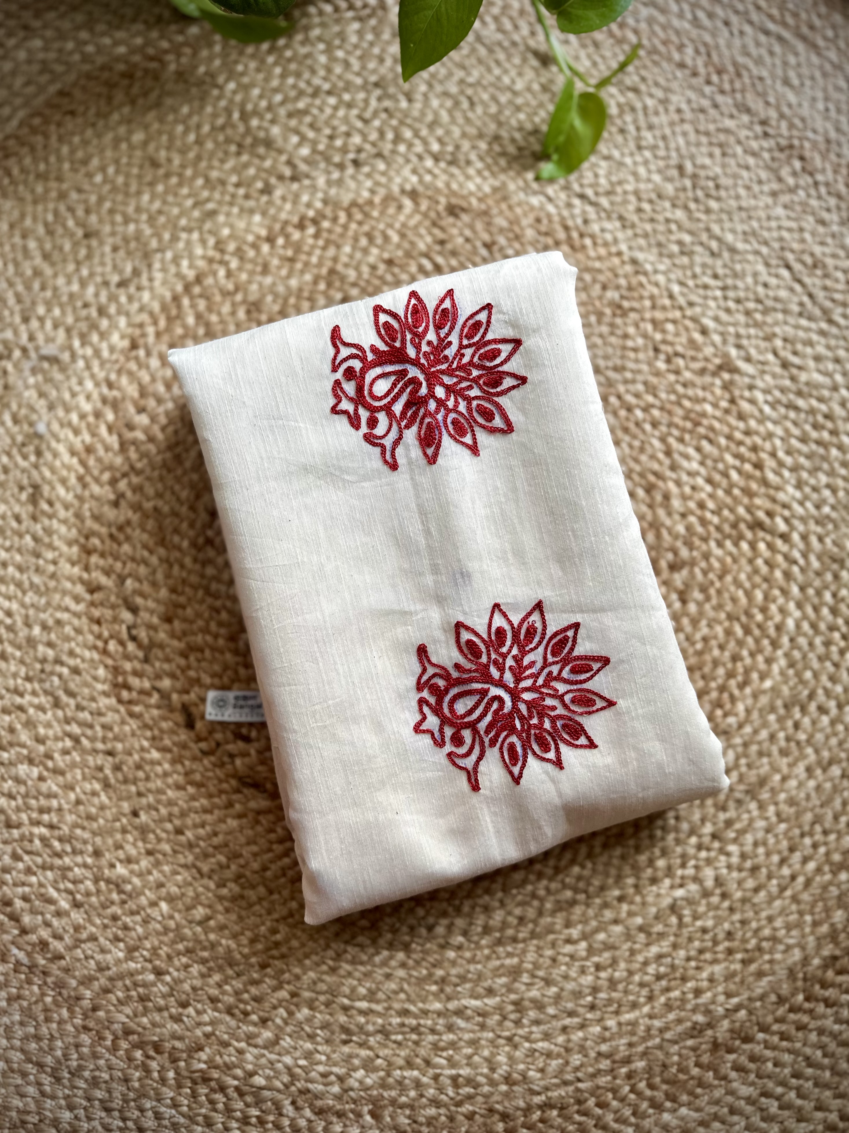 maroon phool ( off white )